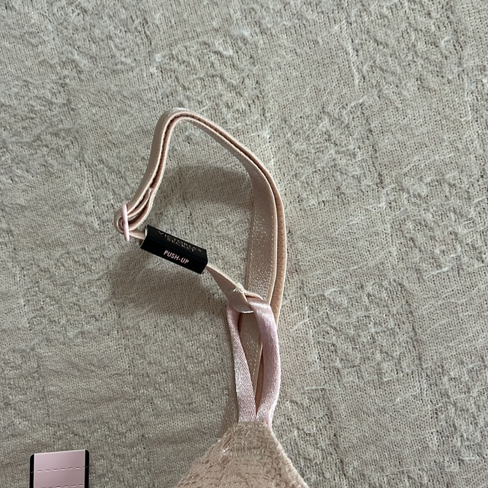 NWT Victoria’s Secret Wireless Push Up Bra - Picture 2 of 9